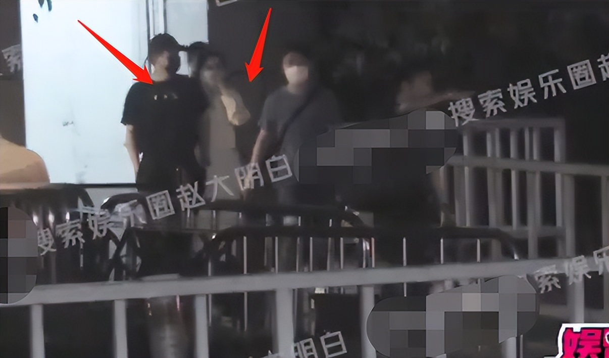 张杰晒与谢娜牵手照名场面,张杰晒与谢娜牵手合影庆祝结婚