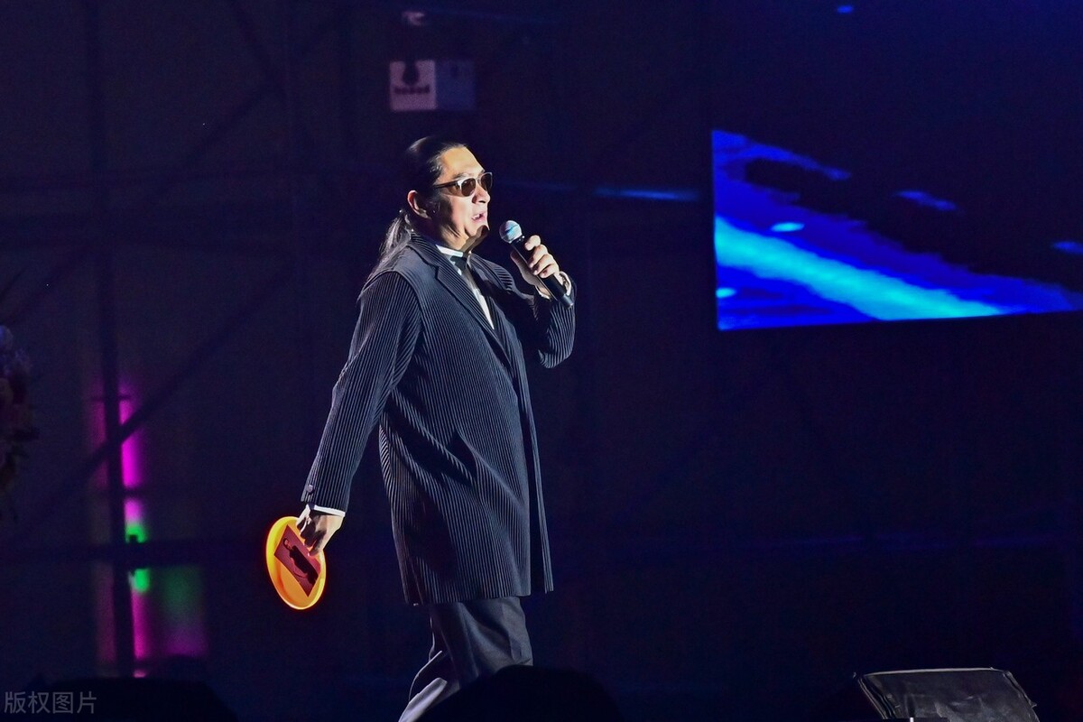 “*独台**克星”穿了一件印有“日本投降”的T恤衫。网友评论真帅