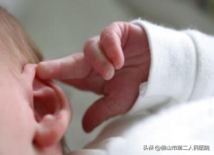 宝宝总是用手抠耳朵是有湿疹吗,宝宝耳朵长湿疹抓耳朵睡不好