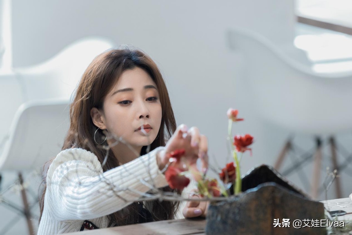 殷桃的穿搭,殷桃穿低领上衣亮相气质