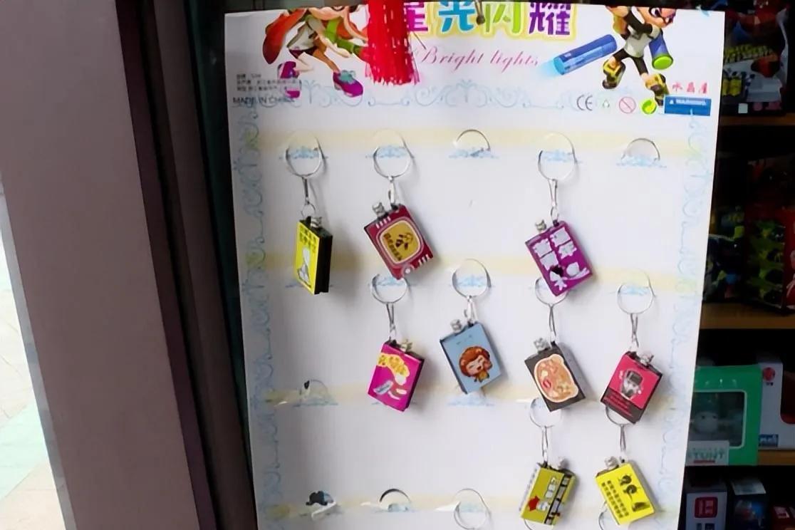 小学门口文具店售低俗贴纸引热议,小学文具店发现低俗挂件