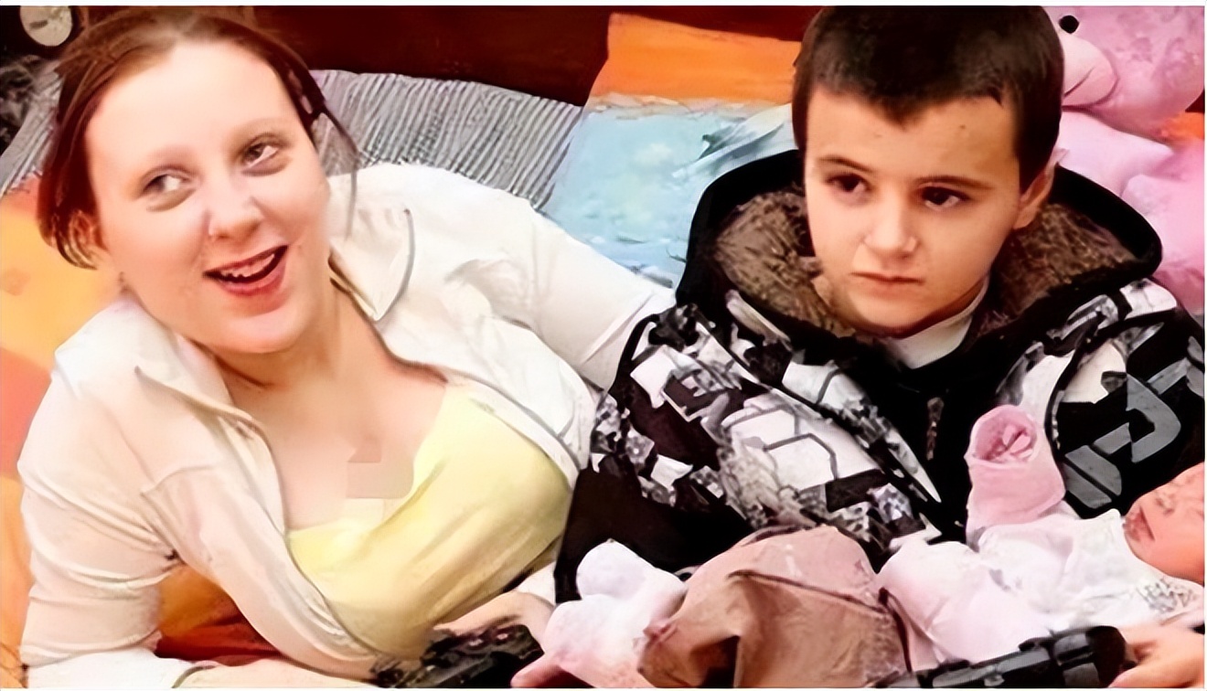 英国12岁男孩当爹的新闻,13岁当爹的英国小孩11年后现状