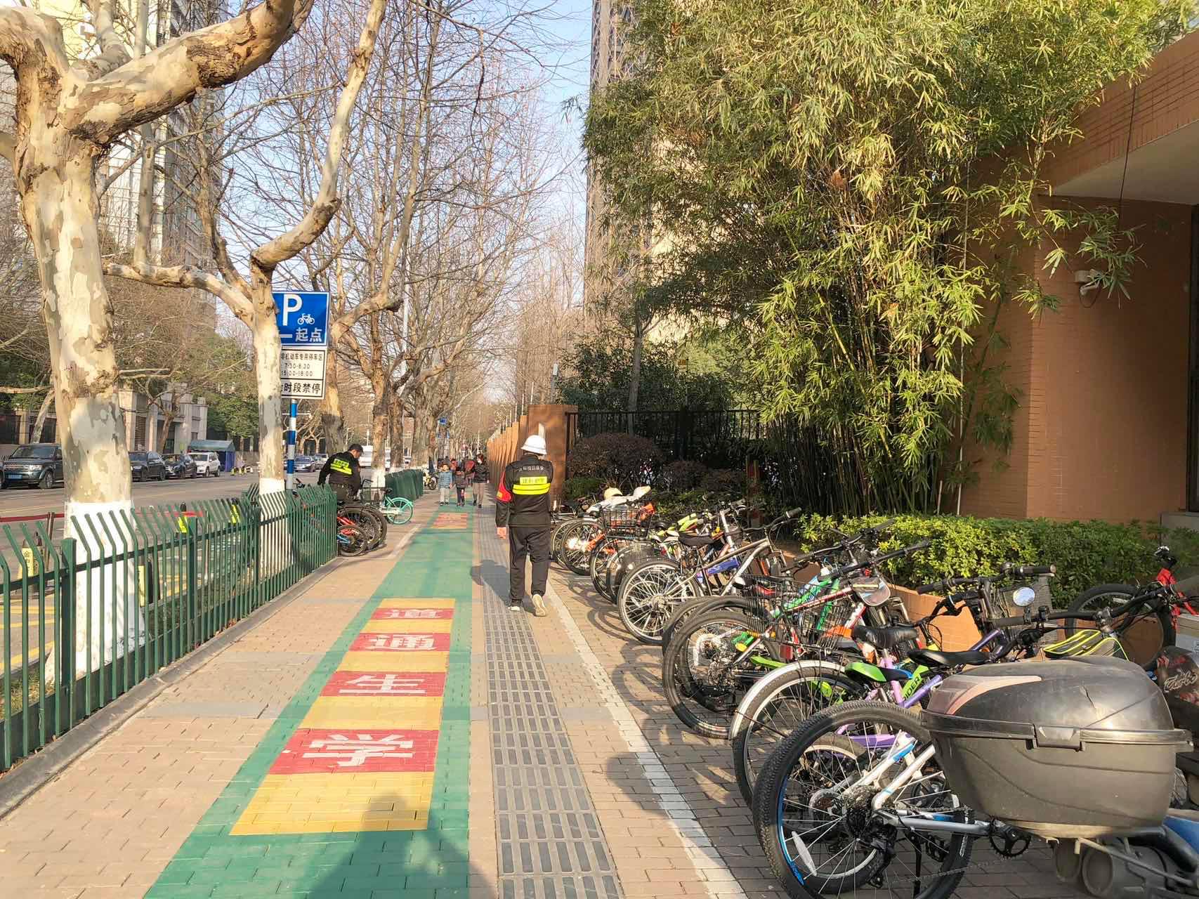 2000多孩子上学更安全有序南京金中实小“一校一策”破解接送学交通秩序难题