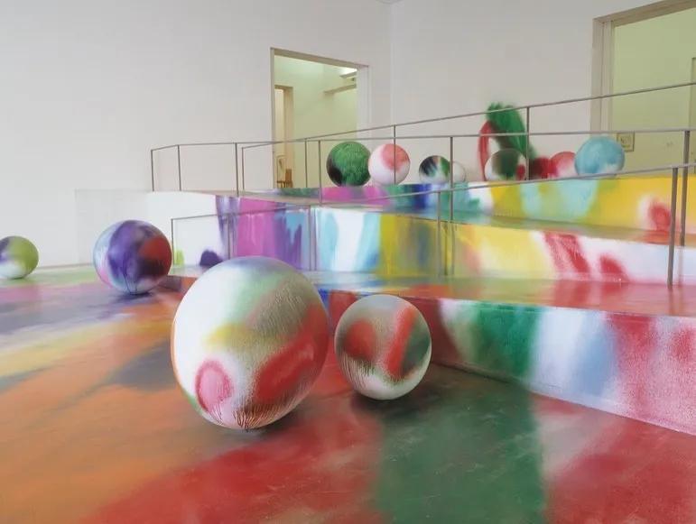 “垃圾创作”狂卖500万，网友忍不住群嘲：污染环境，这也叫艺术