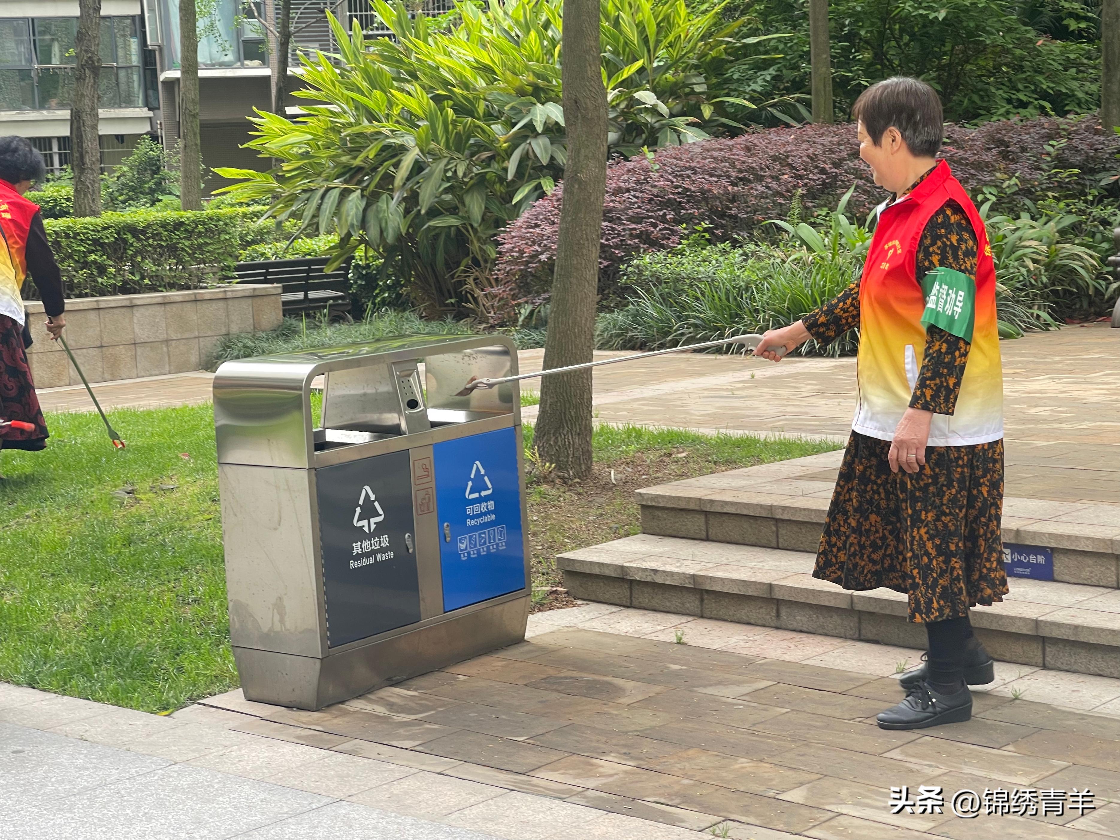 航天佳苑里外“翻新”泥地变高颜值运动场