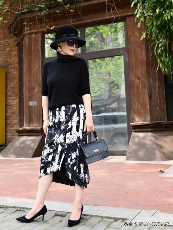 大妈们再懒也少穿运动鞋、打*裤底**，没气质！学日本主妇这样穿多美