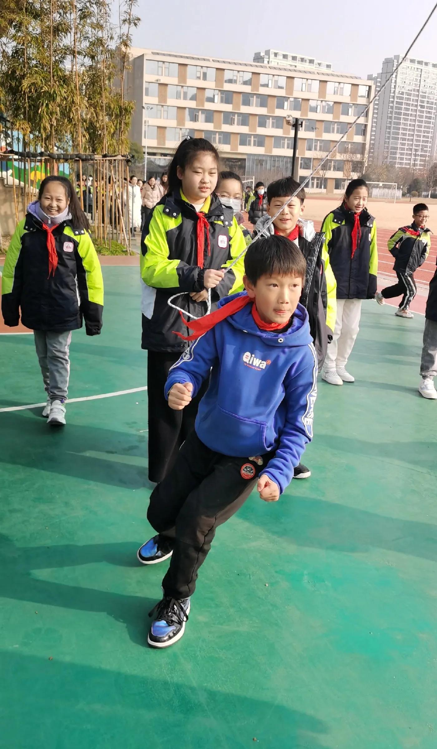 大绳还有什么玩法,大绳里面跳小绳的教学