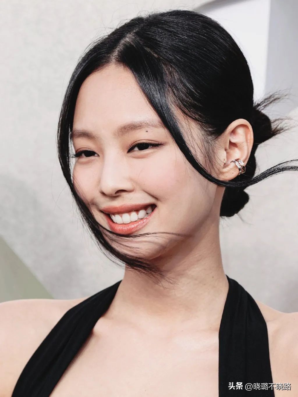 今年火了一种发型叫“龙须刘海”，洋气吸睛，热巴、关晓彤都上头