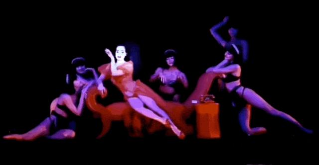 肉弹舞者摇曳全场，躺酒杯里湿身诱惑，疯马秀“尺度”不止于此