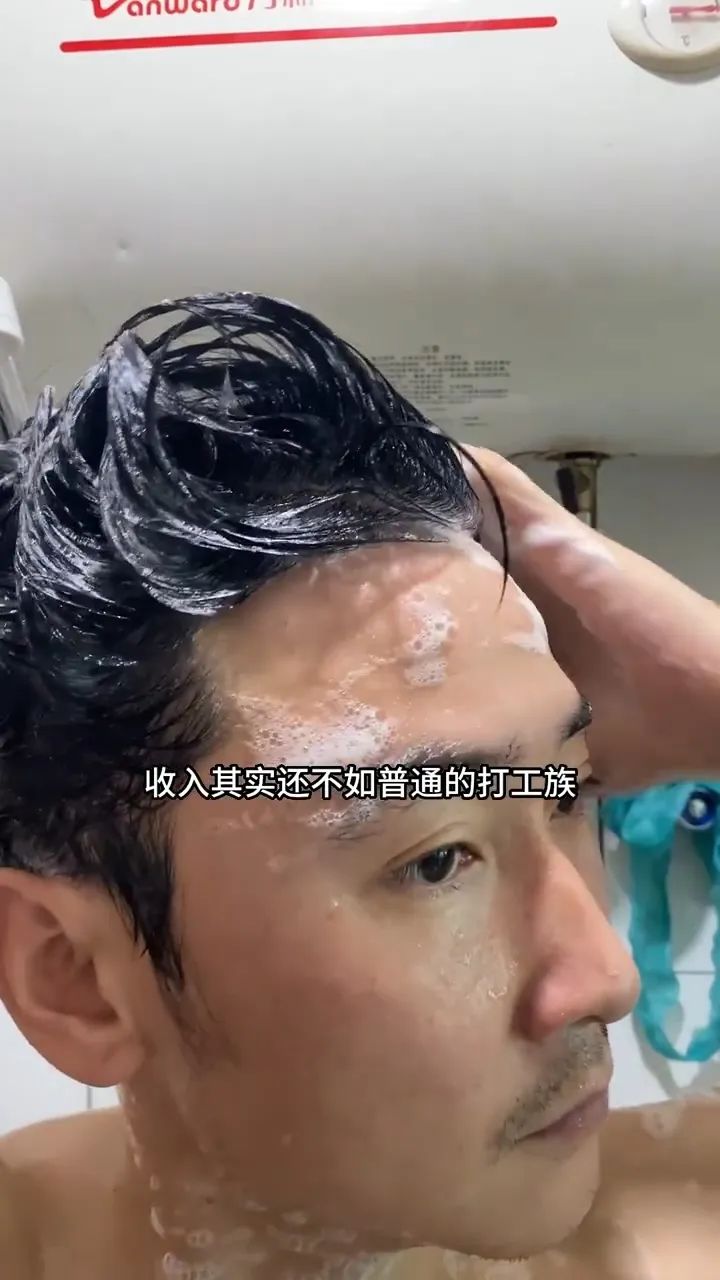 著名演员演戏10年，却蜗居二环10㎡，存款5位数：这么穷？我不信