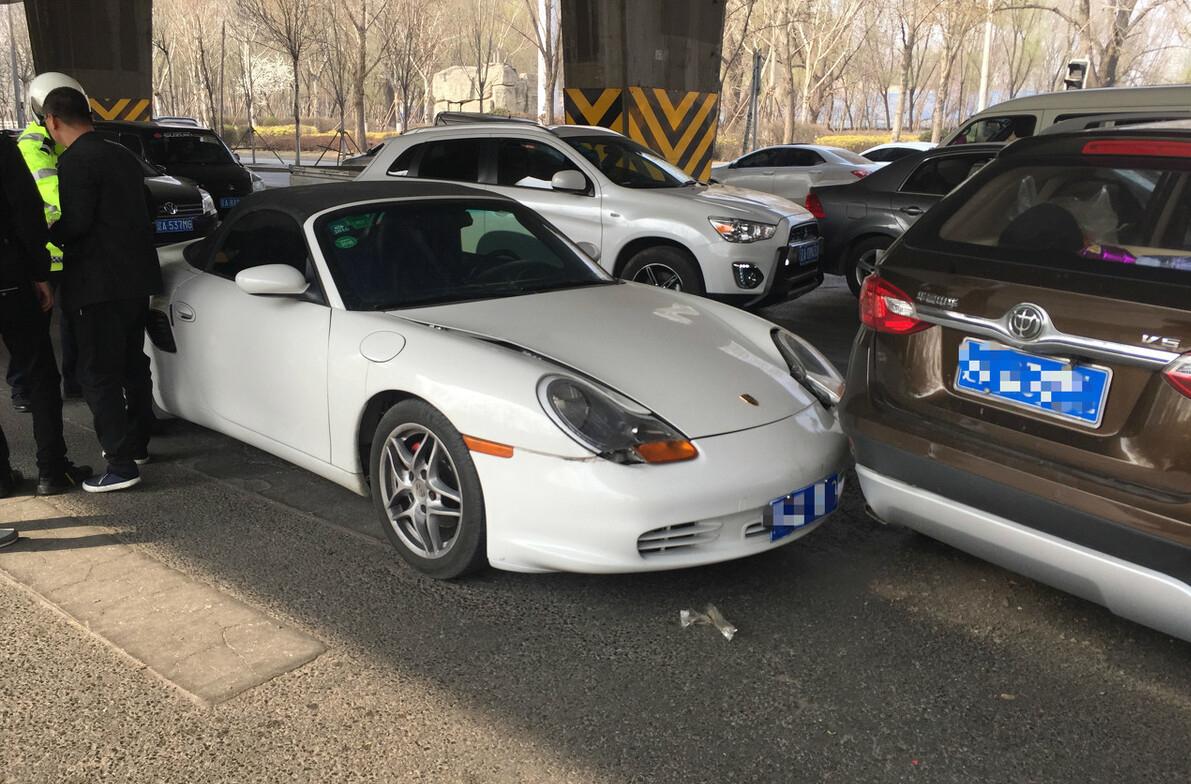 高速路上车坏了找谁修,高速路上车坏了拖车费用