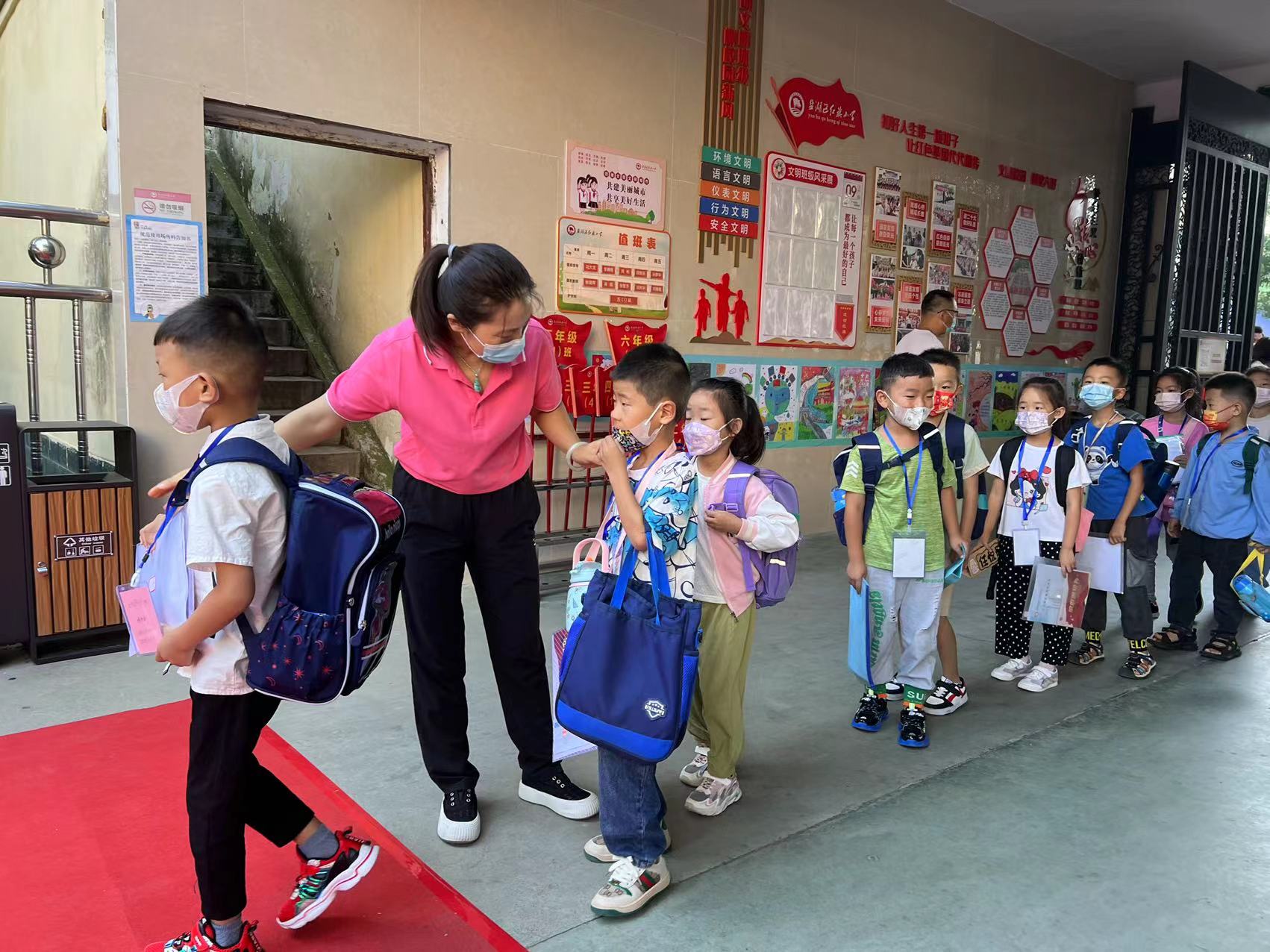 有爱有礼颗颗闪亮——盐湖区红旗小学2022一年级新生入学礼