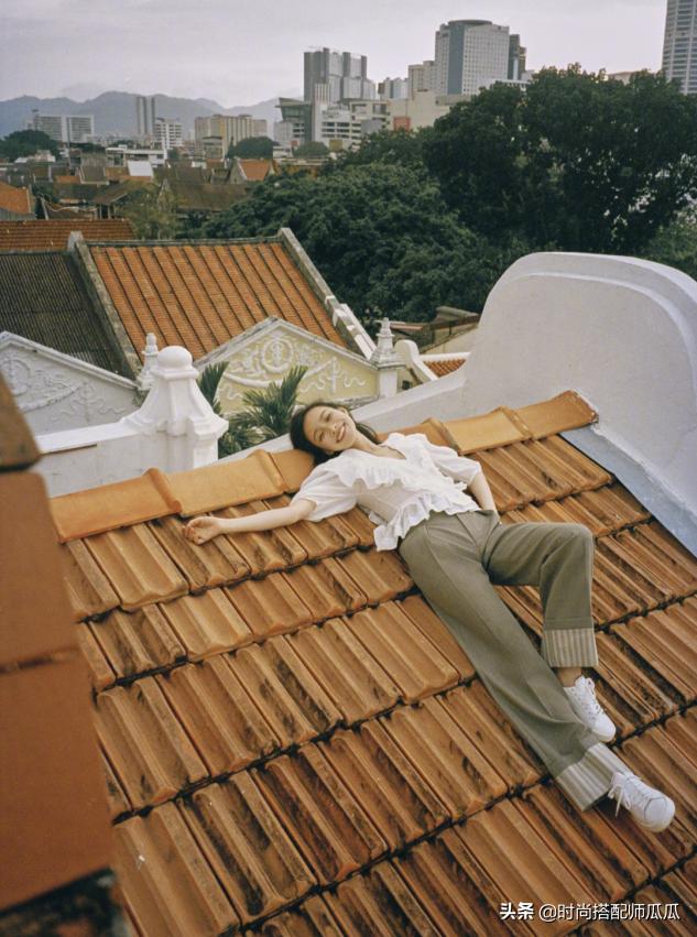 黑色的高帮帆布鞋配长裙子好看吗,黄色帆布鞋搭配什么裙子最好看