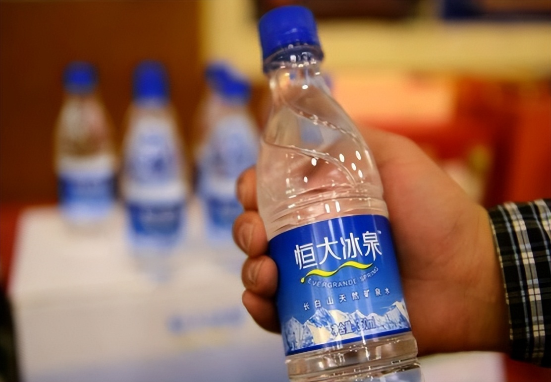 许家印砸百亿做冰泉被20亿贱卖，钟睒睒：我从未把恒大当作对手