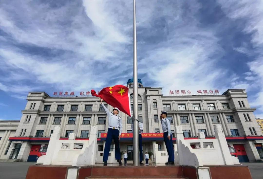 消防春节不打烊坚守一线保平安,消防员春节我在岗守护万家灯火