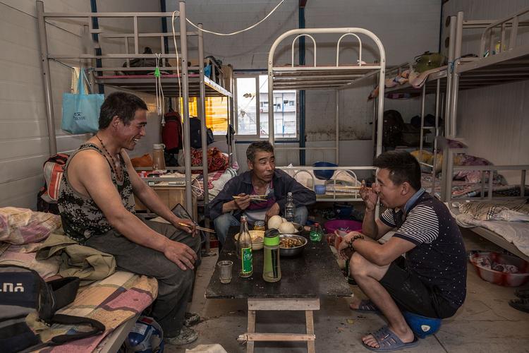 农民工买车买房真的很有钱吗,公务员和农民工哪个容易买房