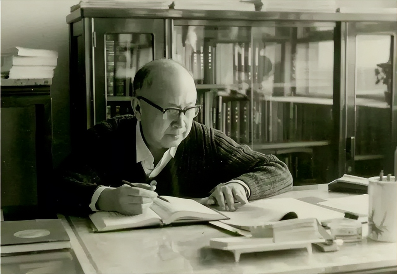 最伟大的科学家牛顿还是爱因斯坦,英国科学家牛顿有什么卓越的贡献