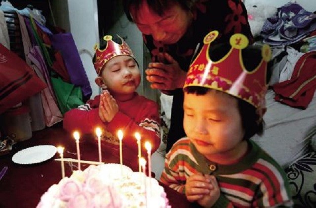 2010年，56岁失独母亲生下试管龙凤胎，后因过度劳累患上脑梗