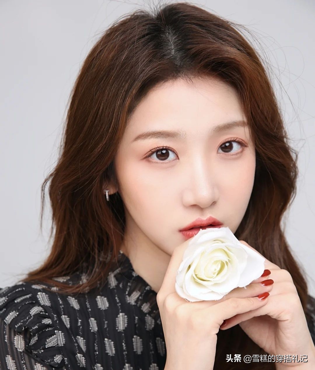 怎么化淡妆显气色,女人应该简单化个淡妆就很好看