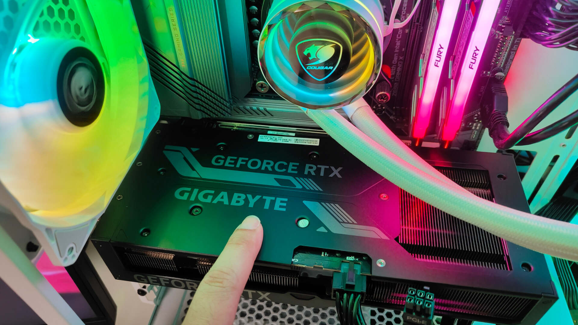 华硕雪豹4070和技嘉风魔4070对比,技嘉4070wf3oc12g风魔