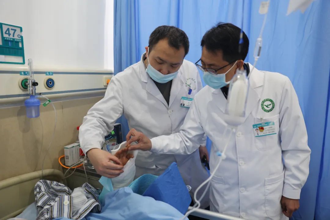 男子右臂意外截肢完整版,男子断指再植