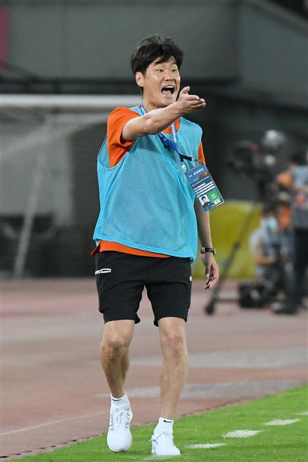 青岛足球教练李霄鹏,李霄鹏鲁能换帅视频