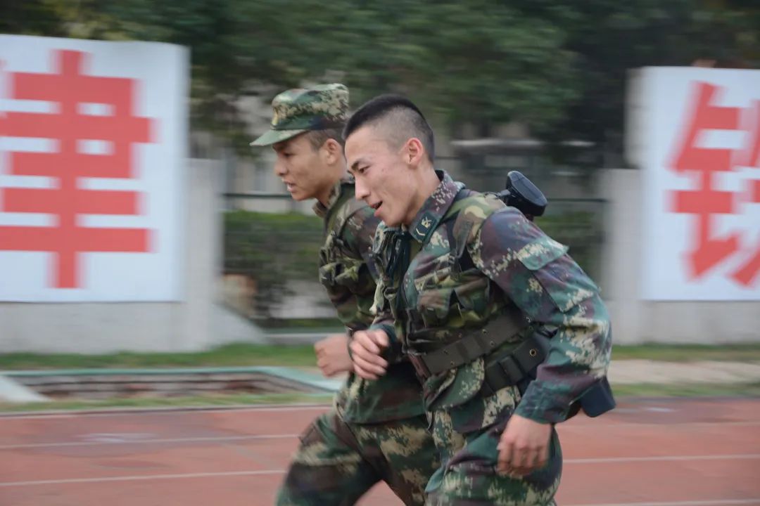 一个连队有几个士兵保送军校,一个连队有几个人考取军校