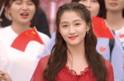 当街小便、踢路人、脚踩高铁桌子，这些明星的素质，一个比一个低