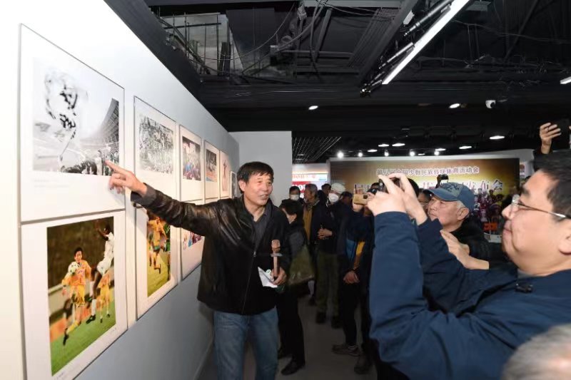 *瑞林王**体育摄影作品展《场边的凝视》在成都举行