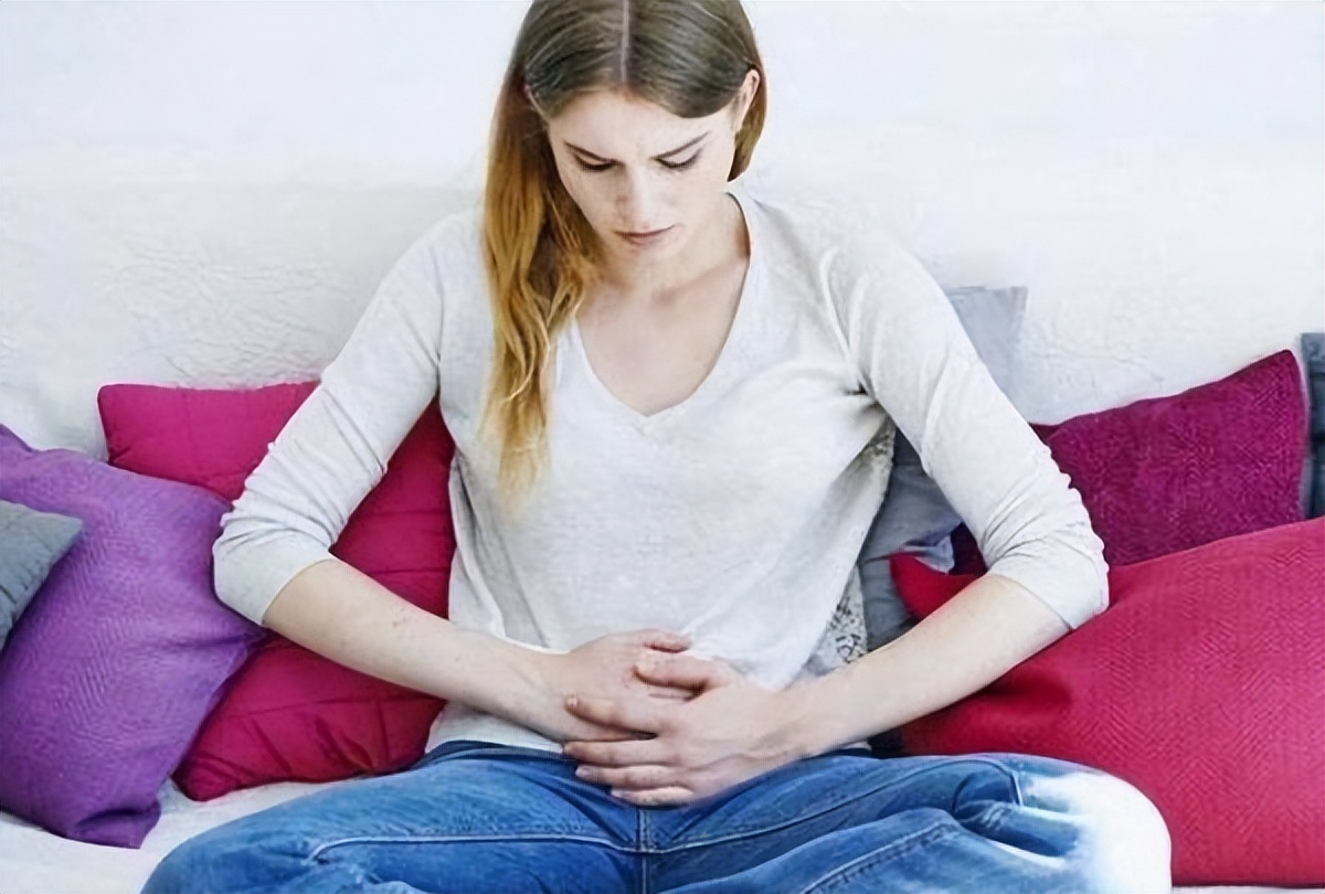 女性来月经有血块怎么回事,女性来例假流出长条的是什么东西