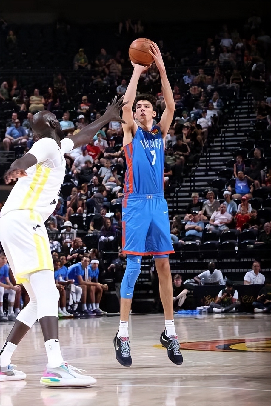 对位新科榜眼,身高臂展全部占优的2米26巨人法尔,表现怎样