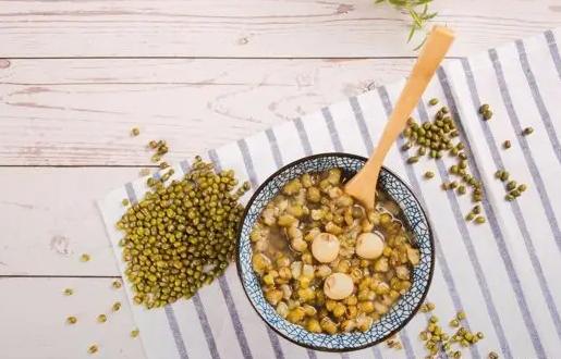 煮绿豆为什么要放个勺子,个别绿豆煮不烂怎么回事