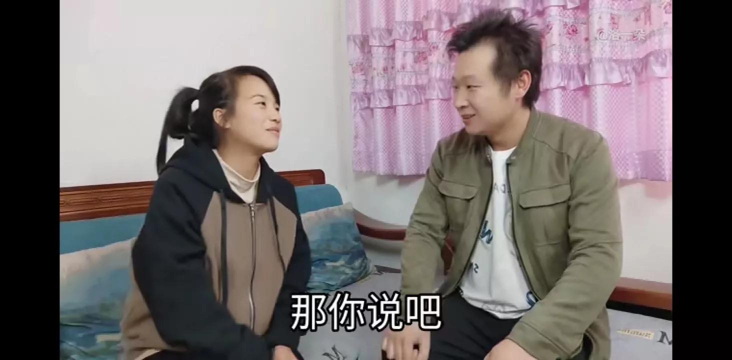 一朵在家里沙发后发现五千元，这次朵错怪奇，是奇妈昨天偷放的