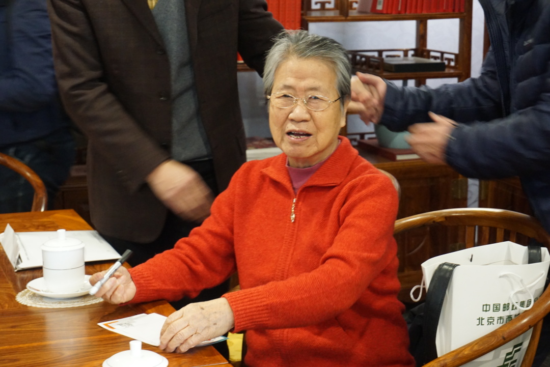 一枝白菊祭故人的诗句,折枝菊花寄哀思