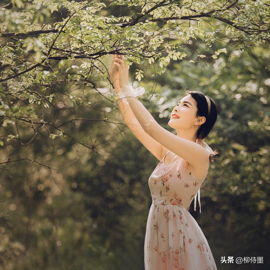 拍照时显瘦的最佳姿势,教你九个超实用的拍照显瘦的技巧