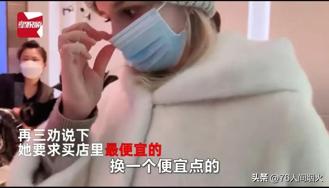 中国小伙在俄罗斯给洋媳妇买礼物,中国女婿带中国礼物回俄罗斯