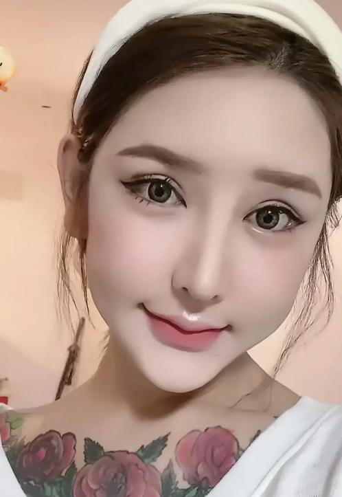 “桃花宝宝”迷恋整容，八年花费上百万，嘴歪眼斜额头出现大坑