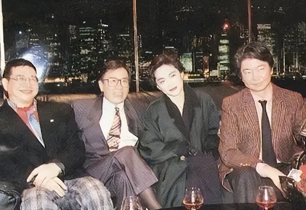 露骨成这样，却没人嘲她「色情」