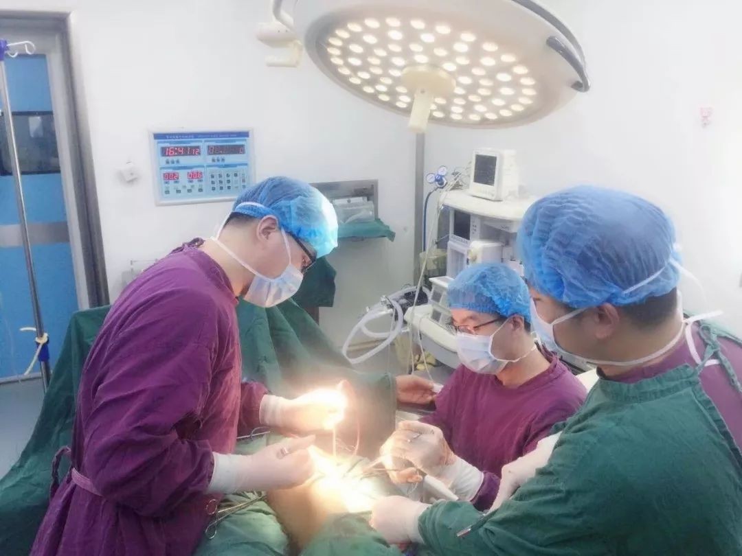 女性心窝口偏右烧灼感痛怎么回事,女性尿道口有烧灼感怎么回事