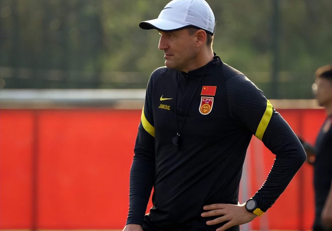 几个菜喝成这样？U23国足洋帅接受央视采访放话，杭州亚运誓夺冠