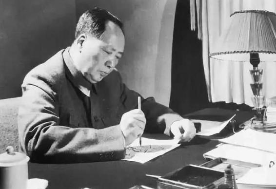 毛主席表兄参加国庆观礼愤然离席，毛主席得知原因后：我不是皇帝