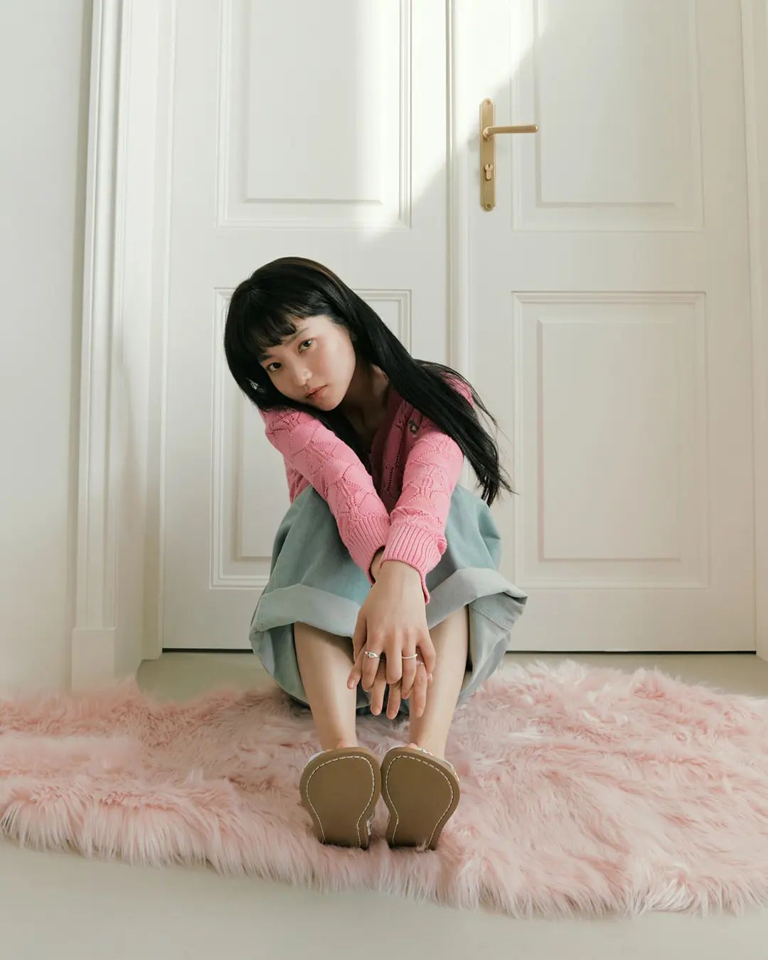 飘逸长裙与马卡龙色系，跟着金泰梨这样搭，轻松穿出文艺女孩