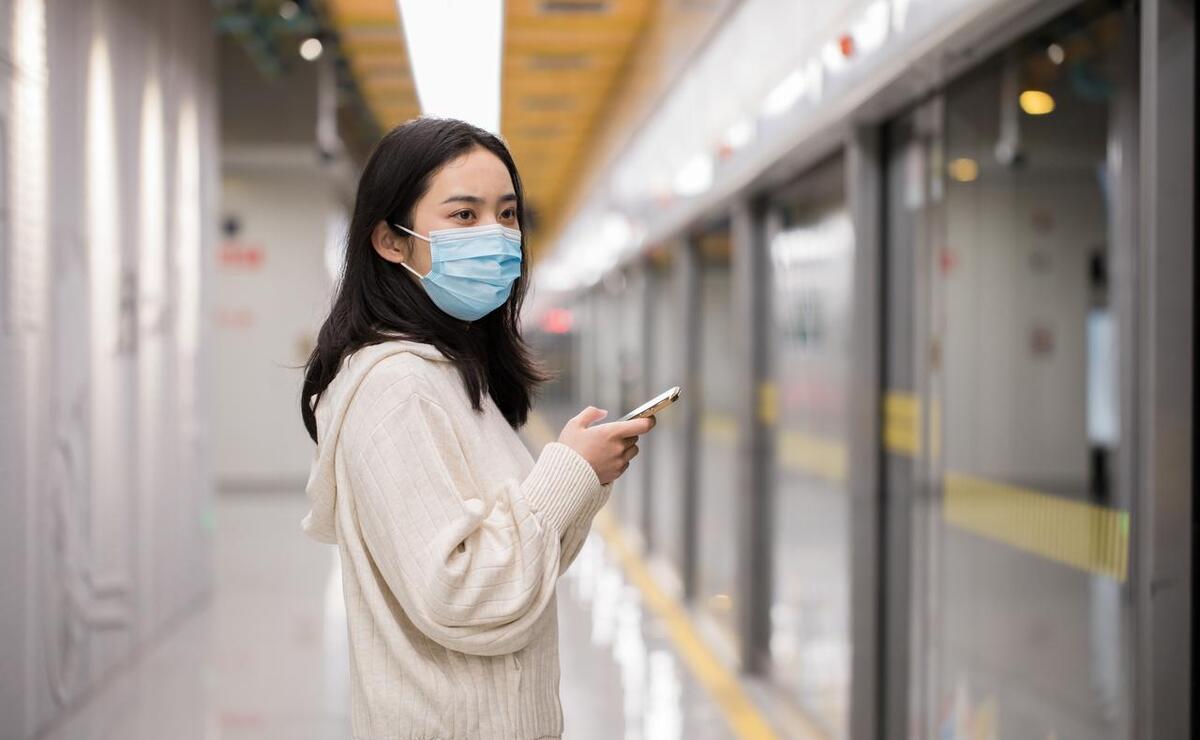 女孩早上爬墙去约会，私密处被保安倒刺刺伤，女孩：好尴尬