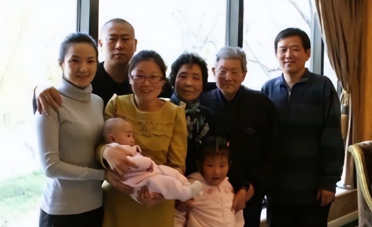 主持人管彤41岁嫁普通丈夫,著名主持人管彤结婚了吗