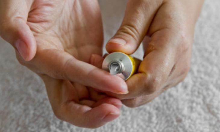 红霉素软膏涂眼部底下有什么效果,眼部周围很干可以用红霉素软膏