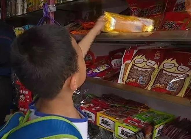 卫龙辣条真的是脚踩的吗,卫龙辣条包装被指打低俗擦边球