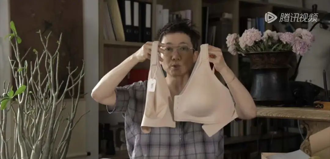 被「无尺码」内衣忽略的乳房。