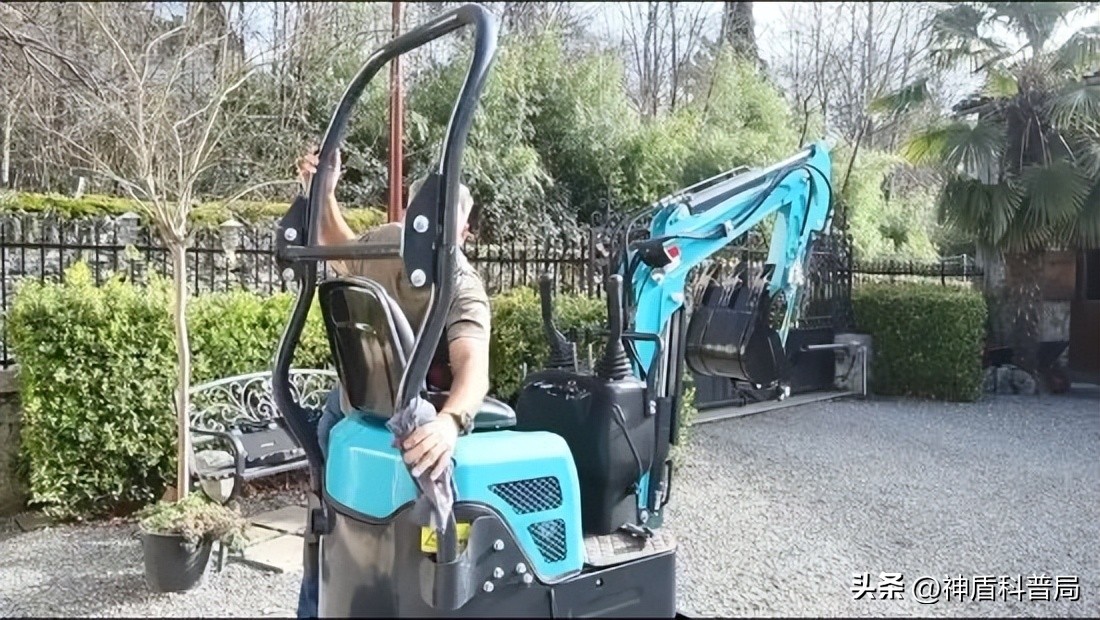 外国大爷买了一辆中国小型挖掘机,外国大爷购买中国迷你挖掘机