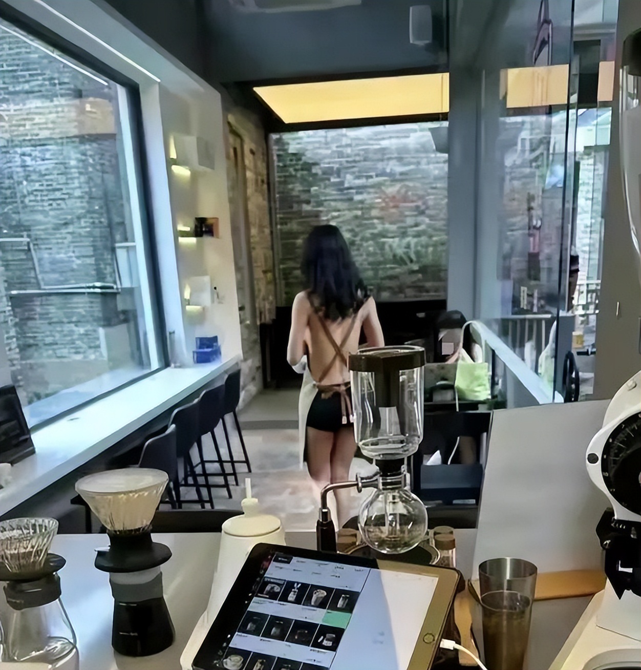 广州一女网红为了流量，竟在咖啡店穿着暴露，“色情营销”?