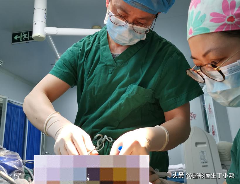 手术室实拍：手术中取出来的微晶瓷。#丁小邦注射物取出#故事